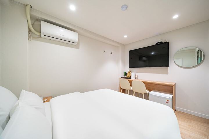 Room 5 of 12
