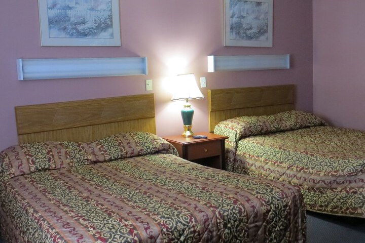 1 Queen Bed (5 of 6)