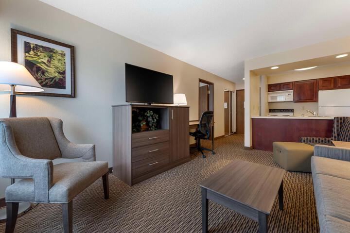 Suite 1 King Bed Living Fullkt Sofa Bed High Speed Coffee Maker Continental Breakfast (5 of 6)