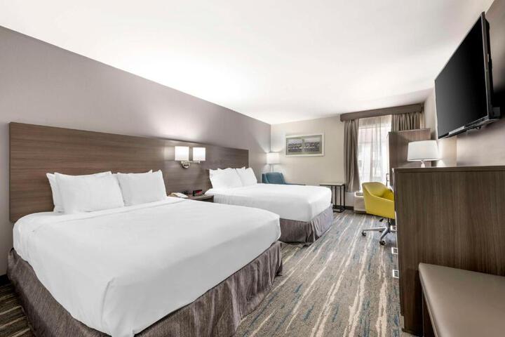 1 Queen Bed Microwave and Refrigerator WiFi Full Breakfast (8 of 15)