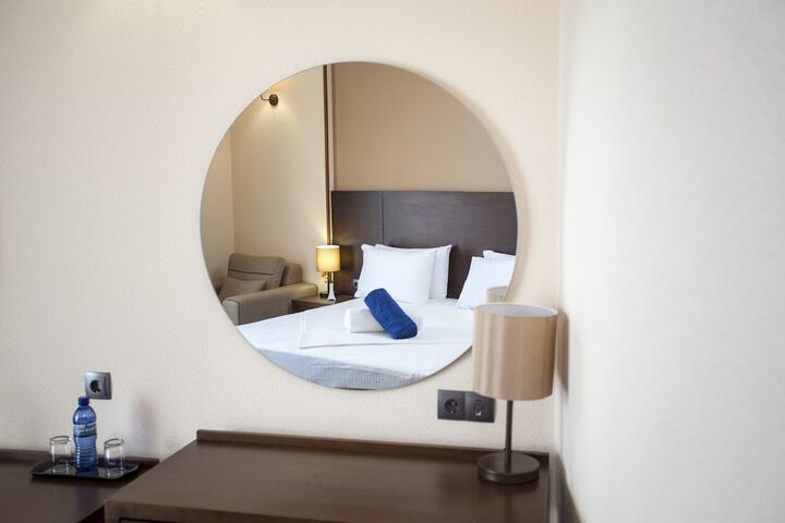 Room 8 of 104