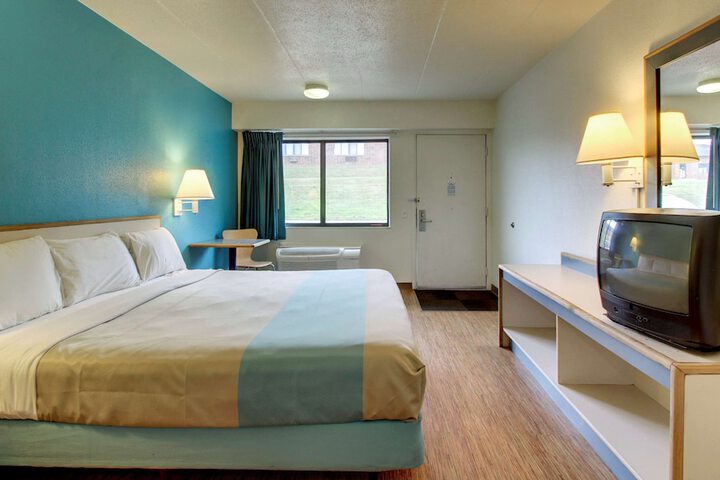 1 King Bed (6 of 8)