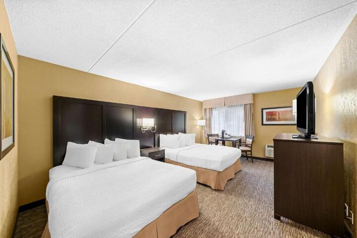 2 Queen Beds Pet Friendly Room, Microwave and Refrigerator Full Breakfast (5 of 8)