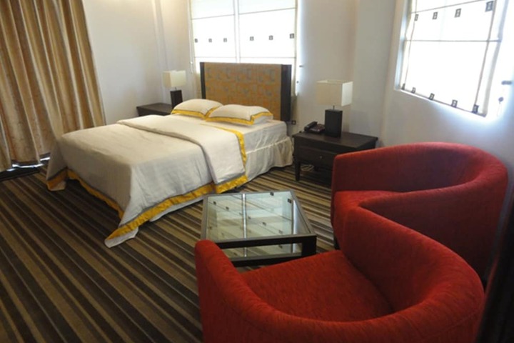 Room 8 of 33