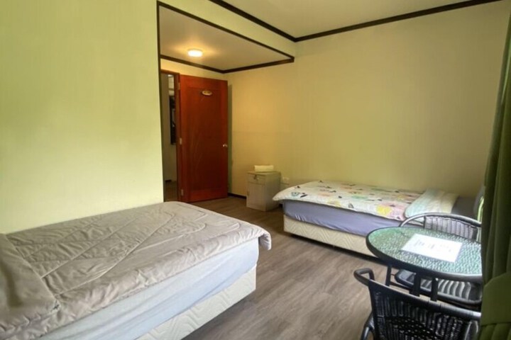Room 6 of 10