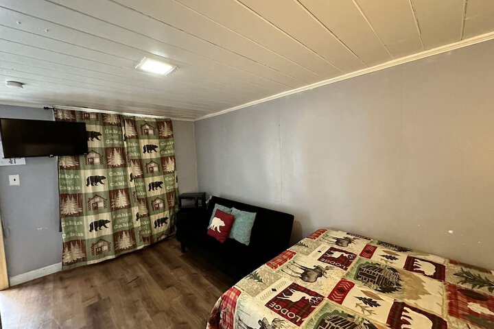 Economy Room 1 Double Bed (3 of 5)