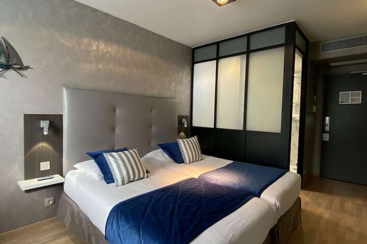 Room 9 of 34