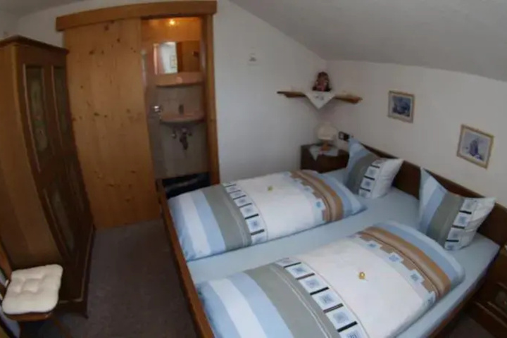 Room 6 of 14