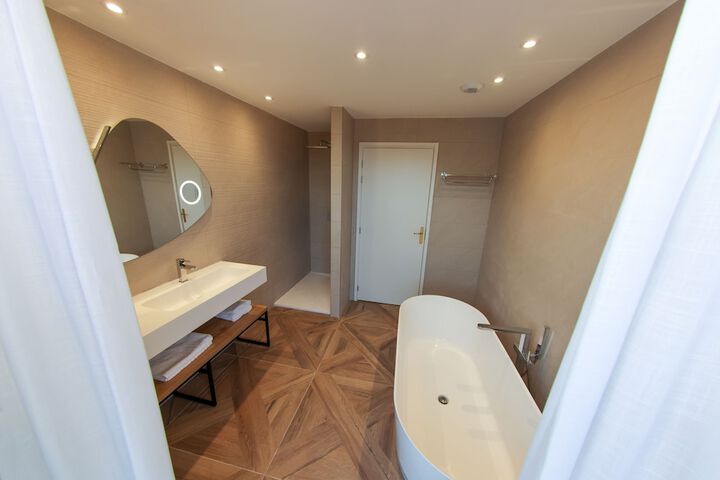 Room 9 of 42