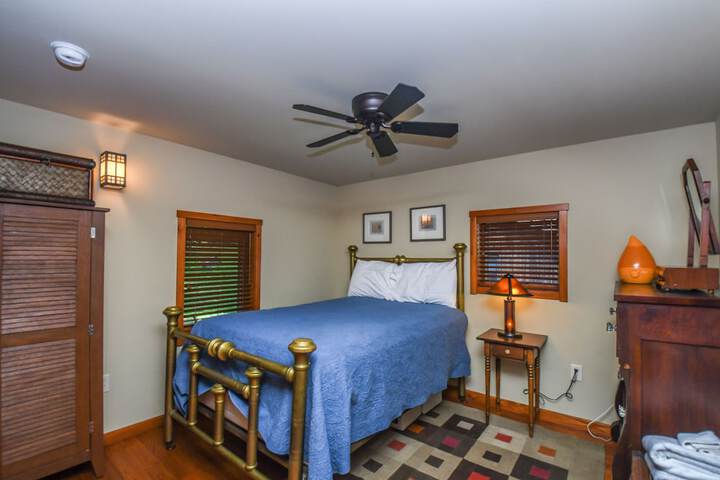 Possum Trot Lodge Holiday Home in Swanton, MD