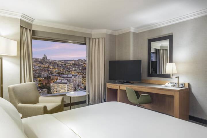 Room 35 of 243