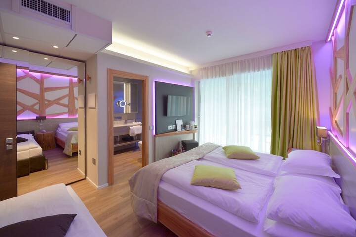 Room 7 of 93
