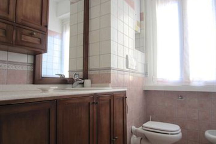 Room 6 of 80