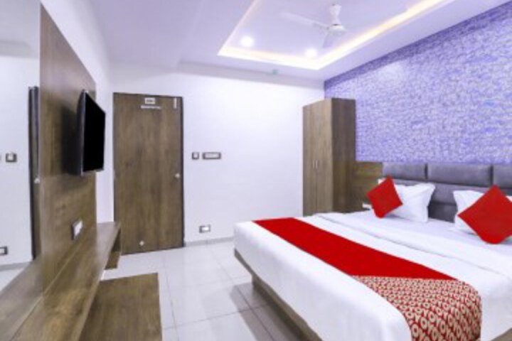 OYO VAD180 HOTEL Shree Pashupati Regency