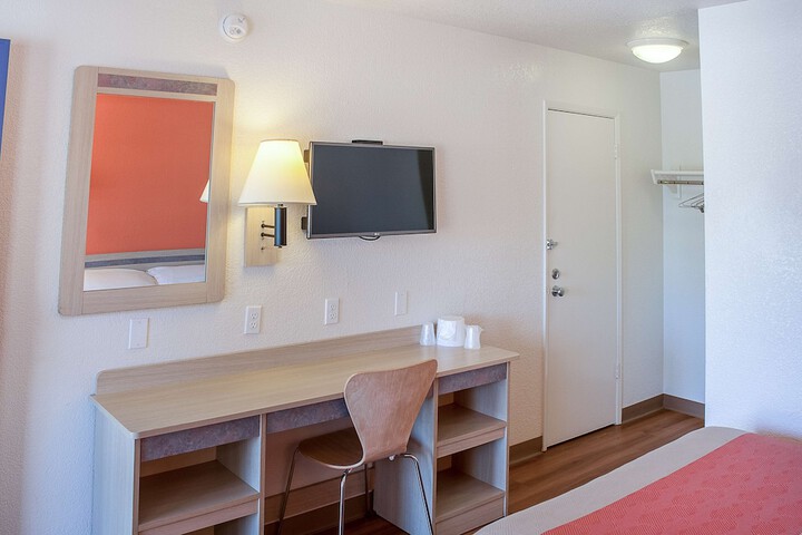 1 Queen Bed (6 of 6)