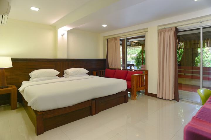 Room 8 of 100