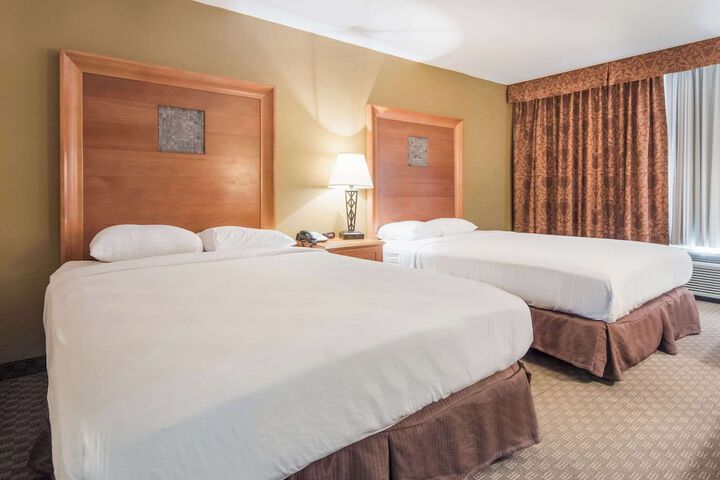 2 Queen Beds (5 of 10)