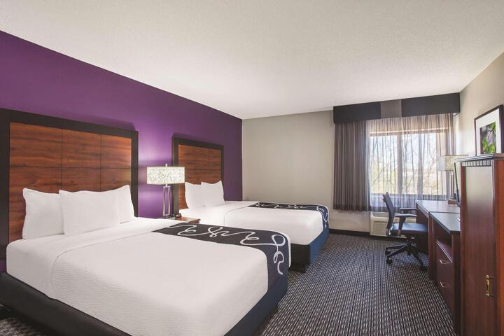 2 Double Beds Mobility Hearing Accessible Room Roll in Shower (7 of 15)