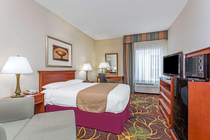 1 Queen Bed Accessible Room (2 of 2)