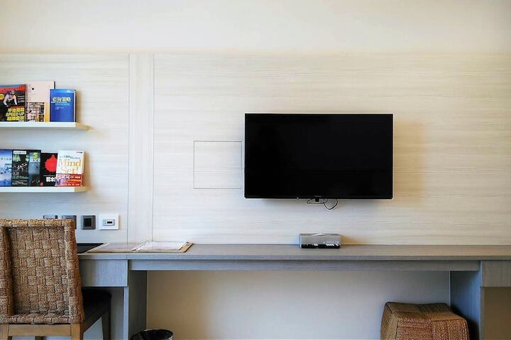 Room 6 of 102