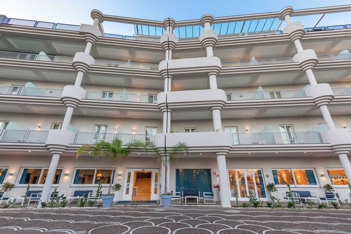 Hotel 76 of 100