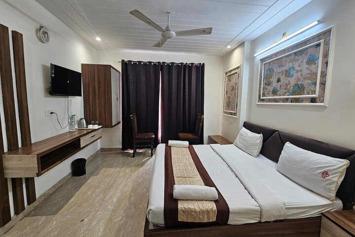Room 5 of 8