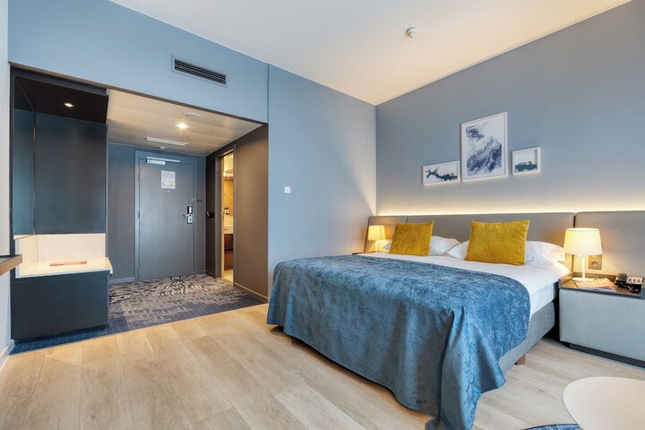Room 14 of 76