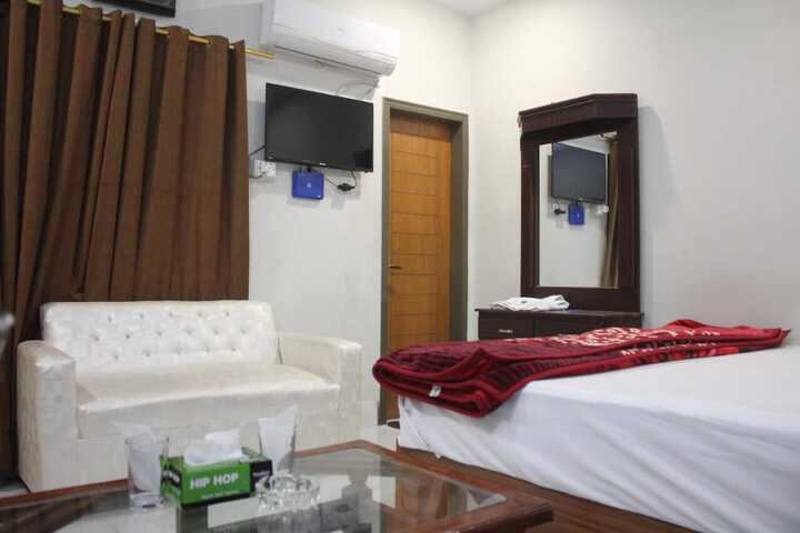 Room 32 of 43