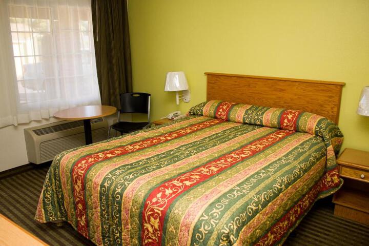 1 Queen Bed (3 of 5)