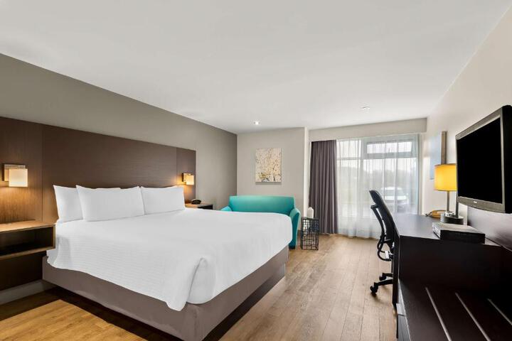 2 Double Beds Pillowtop Mattress Refrigerator, Coffee Maker High Speed Internet Accessible Desk Full Breakfast (4 of 14)