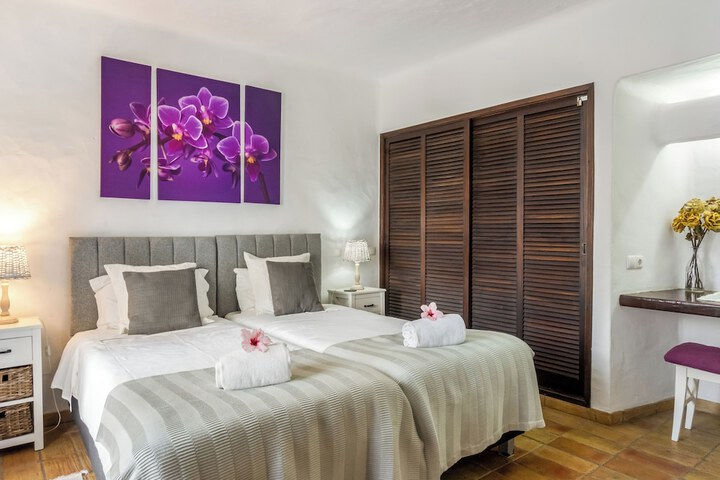 Room 10 of 100