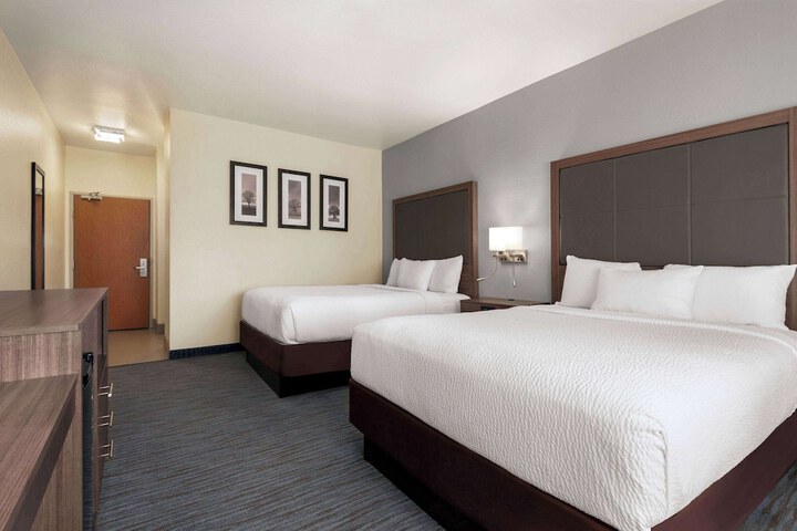 1 Queen Bed (1 of 8)