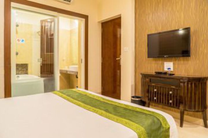 Room 11 of 28