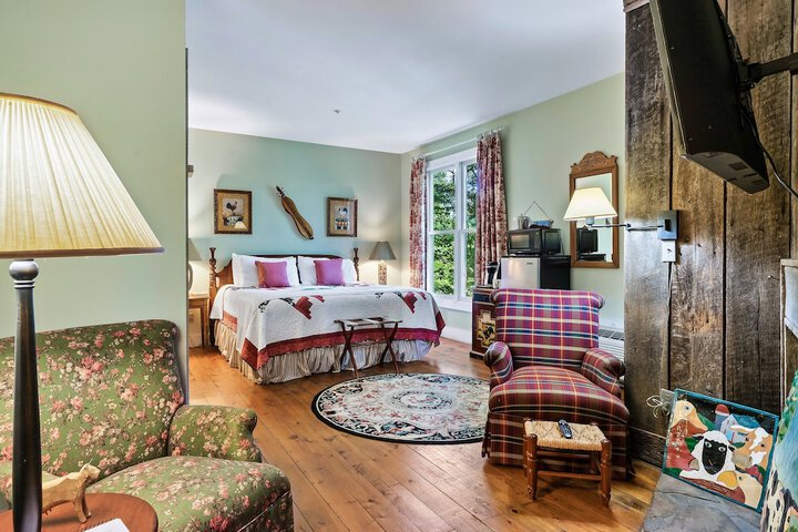 Snug Hug Queen Suite with Fireplace (111 of 131)