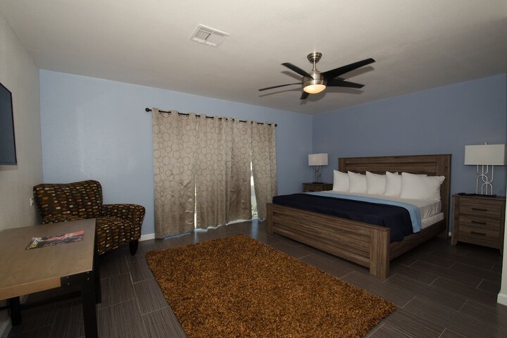 Deluxe King Bed (1 of 26)