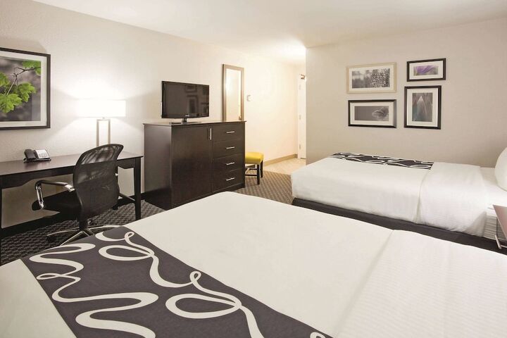 2 Double Beds (3 of 8)