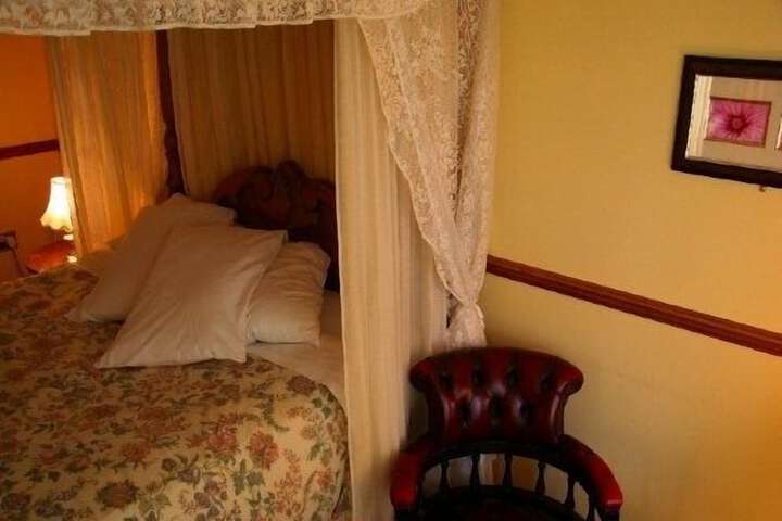 Room 4 of 18