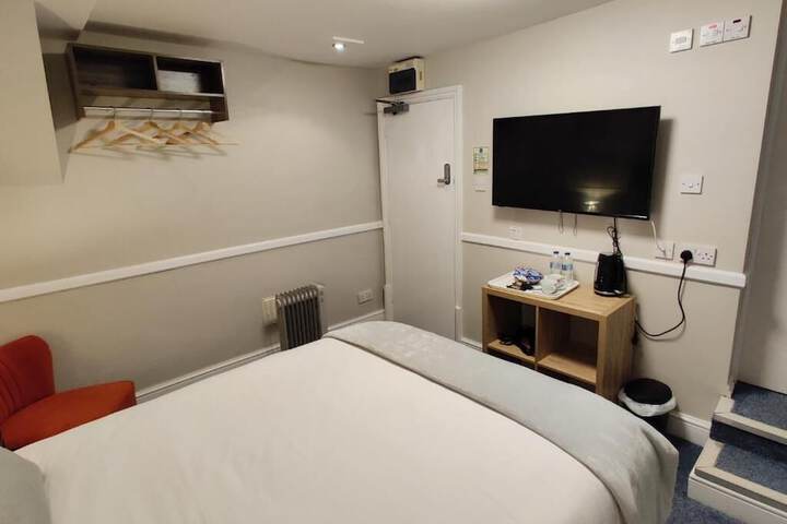 Room 7 of 13