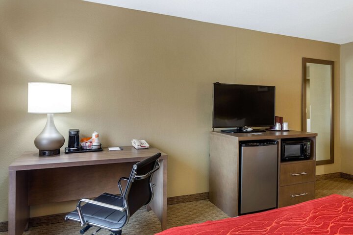 1 Queen Bed Accessible (2 of 9)