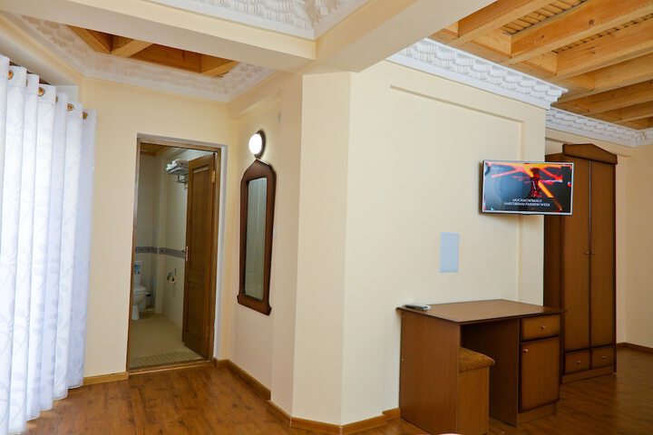Room 2 of 68