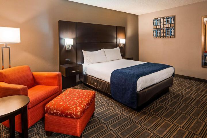 1 Queen Bed (3 of 17)