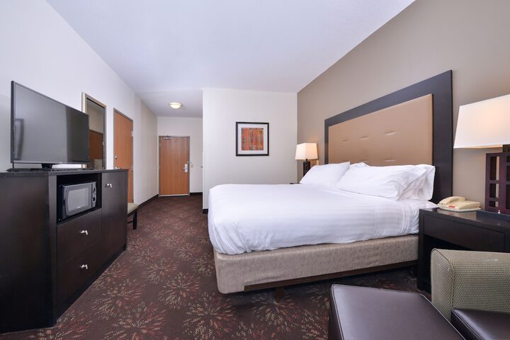 Room 2 of 77