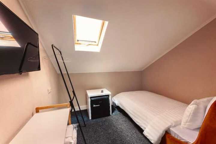 Room 8 of 60
