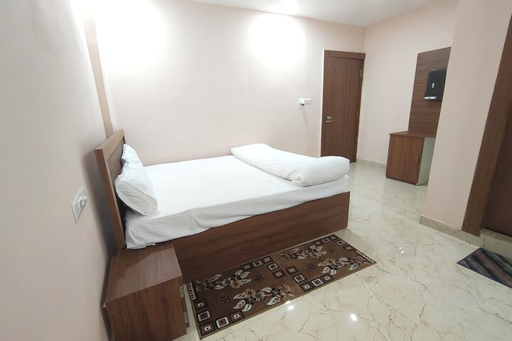Room 10 of 12