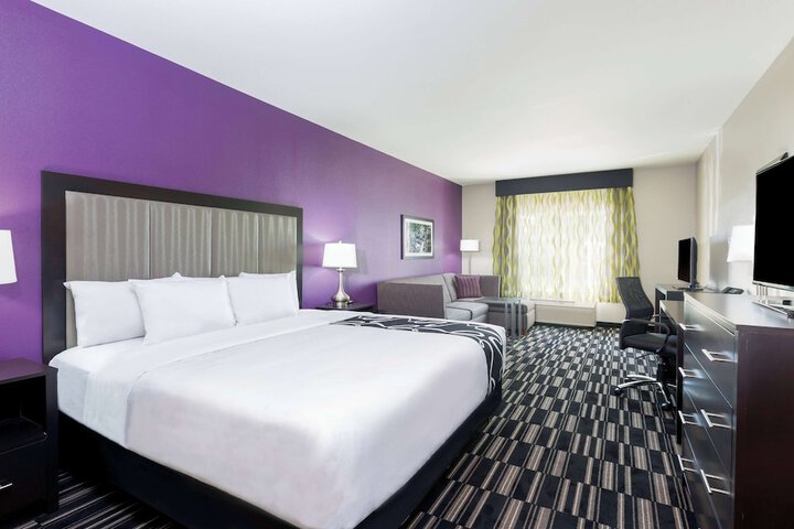 1 King Bed (5 of 11)