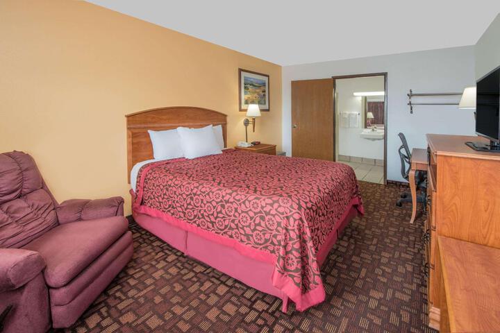 1 Queen Bed (5 of 15)
