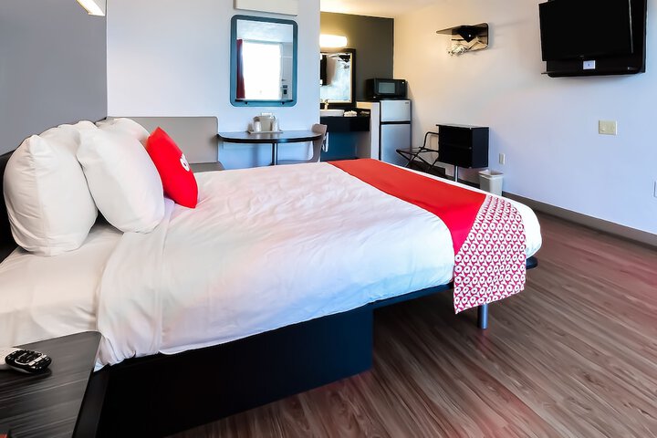 1 King Bed (5 of 16)