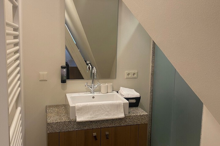 Room 15 of 33