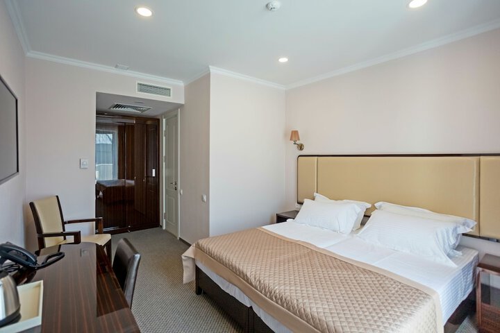 Room 13 of 33