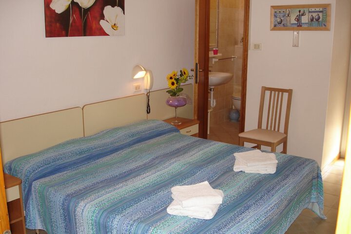 Room 8 of 32